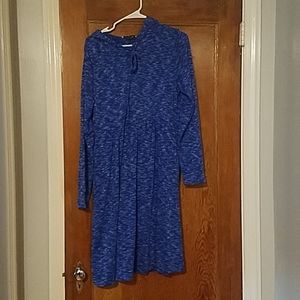 Cozy hooded midi sweater dress.